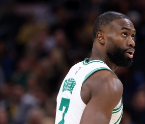 必发-今儿不在状态啊！杰伦·布朗半场9投仅3中&amp;有4失误 正负值-17