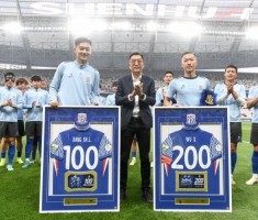 本轮中超申花主场迎战玉昆，吴曦、蒋圣龙赛前获颁里程碑球衣